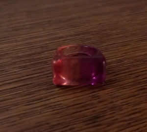 Bague rose en plastique.