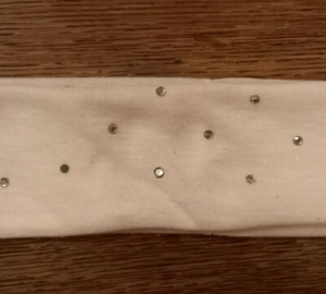 Bandeau à cheveux blanc.