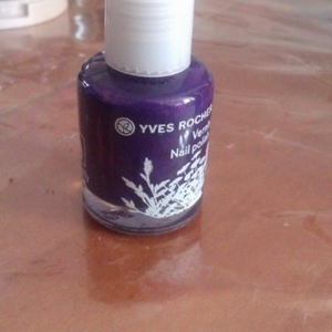 Vernis à ongles violet.