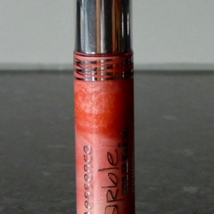 Essence   lipgloss "Marble mania"  #02 Peach and M