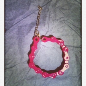 bracelet chaine de vélo rose neon