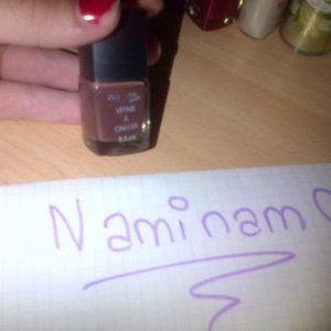 Vernis marron avec reflet bordeaux