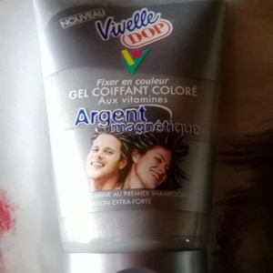 Gel coiffant coloré