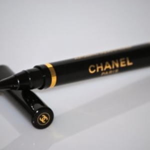 Liner écriture de Chanel