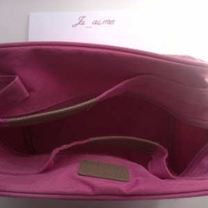 Trousse de toilette rose avec détails léopards