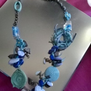 collier bleu