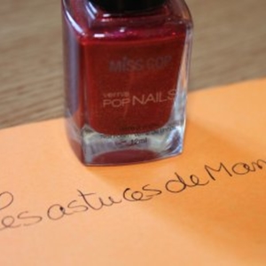 Vernis rouge pailleté