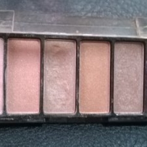 Petite palette de fards à paupières.