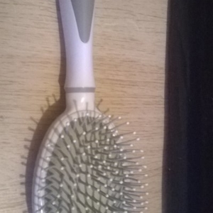 Brosse à cheveux.