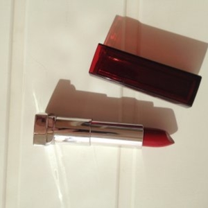 Rouge à lèvres rouge Maybelline