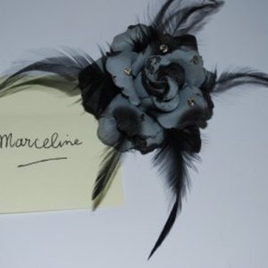 Broche fleur Rose grise et noire, plumes et strass