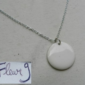 Collier pendentif rond blanc cassé