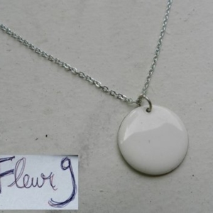 Collier pendentif rond blanc cassé