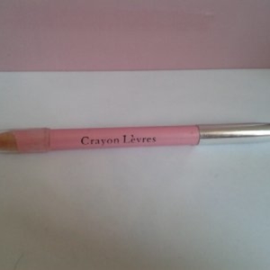 Crayon lèvre rose pale