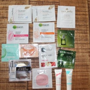 Lot de 18 échantillons produits de soin du visage