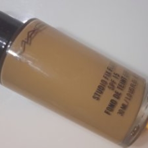 studio fix fluid spf 15 / TEINTE: NC 25