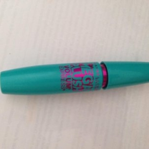 Mascara mega plush volume express