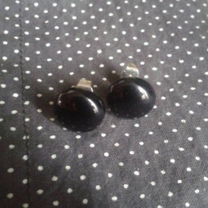 boutons d'oreilles noirs