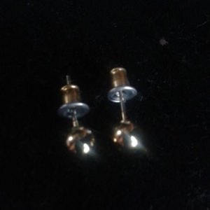 boutons d'oreilles dorés
