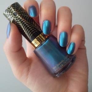 Vernis bleu à reflets violets