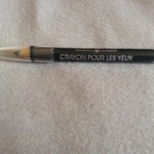 Crayon pour les yeux noir neuf