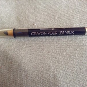 Crayon pour les yeux bleu neuf