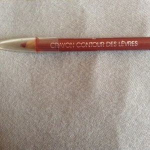 Crayon pour contour des lèvres marron neuf