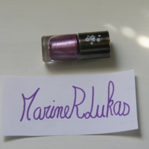 Vernis violet pailleté