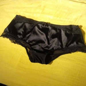 Culotte noire satinée