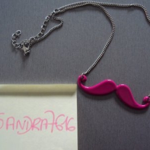 collier moustache rose