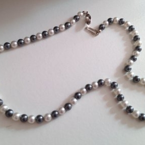 collier perles grises et blanches