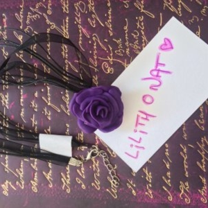 Collier rose violette