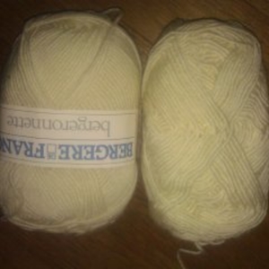 2 pelotes laine blanche