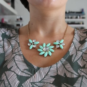 Collier fleurs bleu/vert