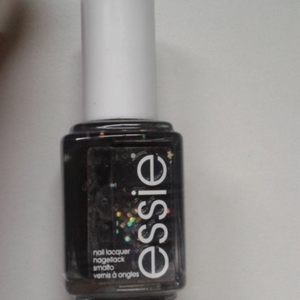 Vernis Essie teinte belugaria.