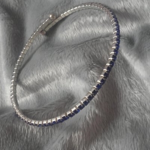 Bracelet fin à petits diamants bleus