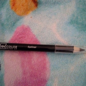 crayon neuf noir, eyeliner