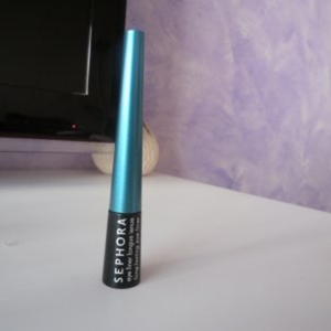 Eye liner couleur bleu lagon