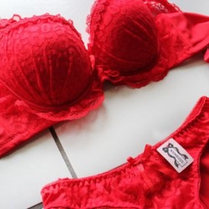2pcs lingerie rouge rembourré 90B/ T.36