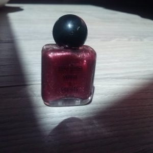 Vernis bordeaux pailleté