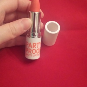 Party proof rouge a levre mat Model