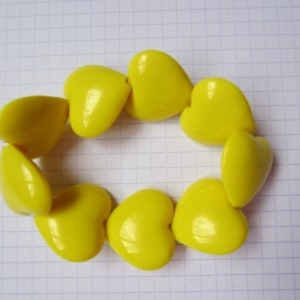 Bracelet avec des coeurs jaunes