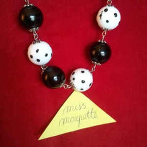 Collier sautoir boules noires et blanches à pois