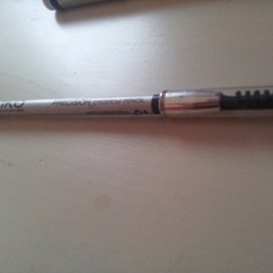 Precision eyebrow pencil