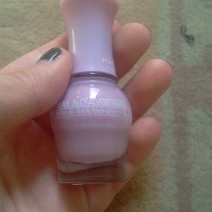 Vernis à ongle rose pâle