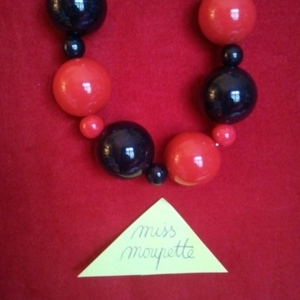 Collier sautoir boules rouges et noires