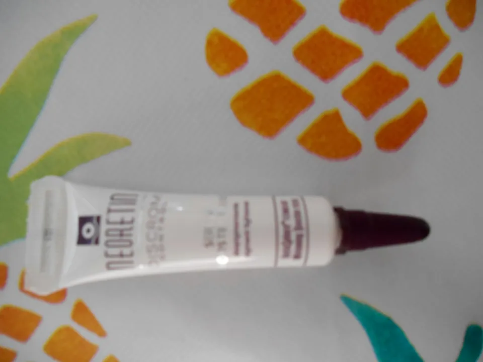 Discrom control fluide dépigmentant, Neoretin