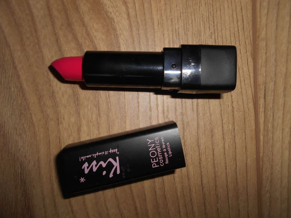 Rouge à lèvres Kiss, Peony cosmetics