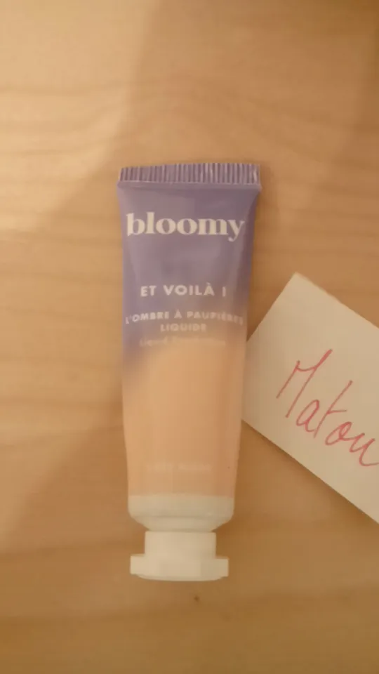 ombre à paupières liquide, Inconnue