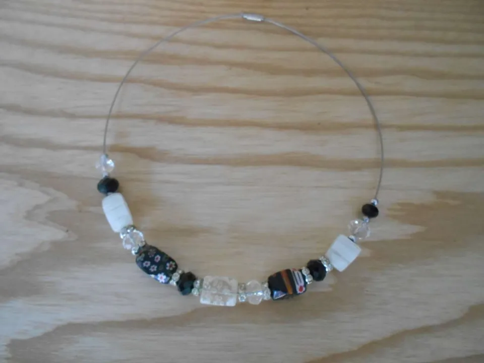 Collier perles en verre, Inconnue